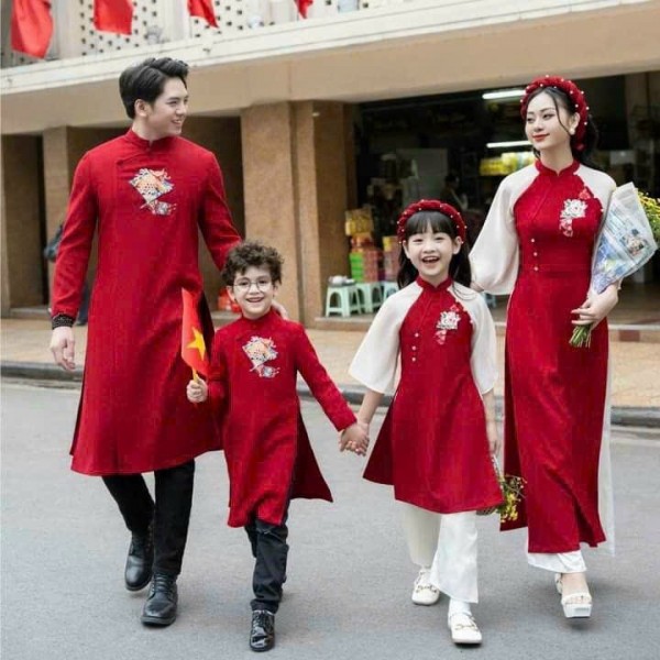 Áo dài tết gia đình màu đỏ phối tay trắng may mắn Thuyền Quyên áo dài truyền thống cách tân - AD002