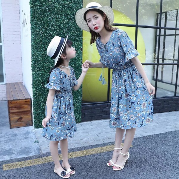 Quần áo cho mẹ và con gái - Váy in hoa màu xanh nước hồ - Đầm voan cổ chữ V mỏng - Đầm cho bé gái